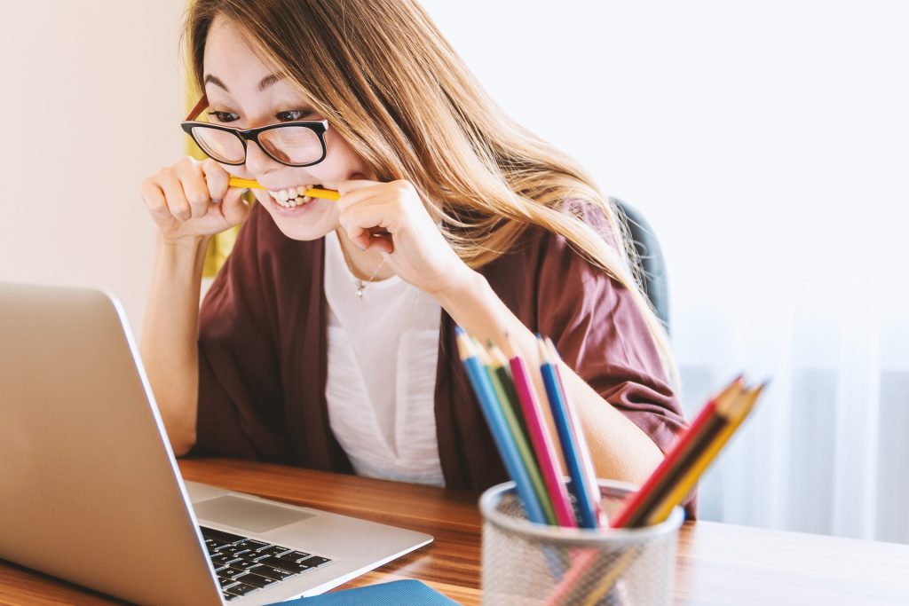 Frau sitzt verzweifelt vor dem Computer